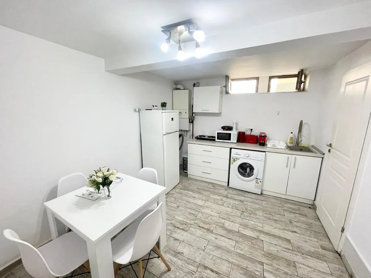 Temple 4 Apartment Bucharest 0*,
